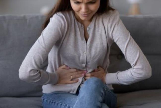 אישה מכווצת מכאבי בטן, קלבטן (ביסמות)